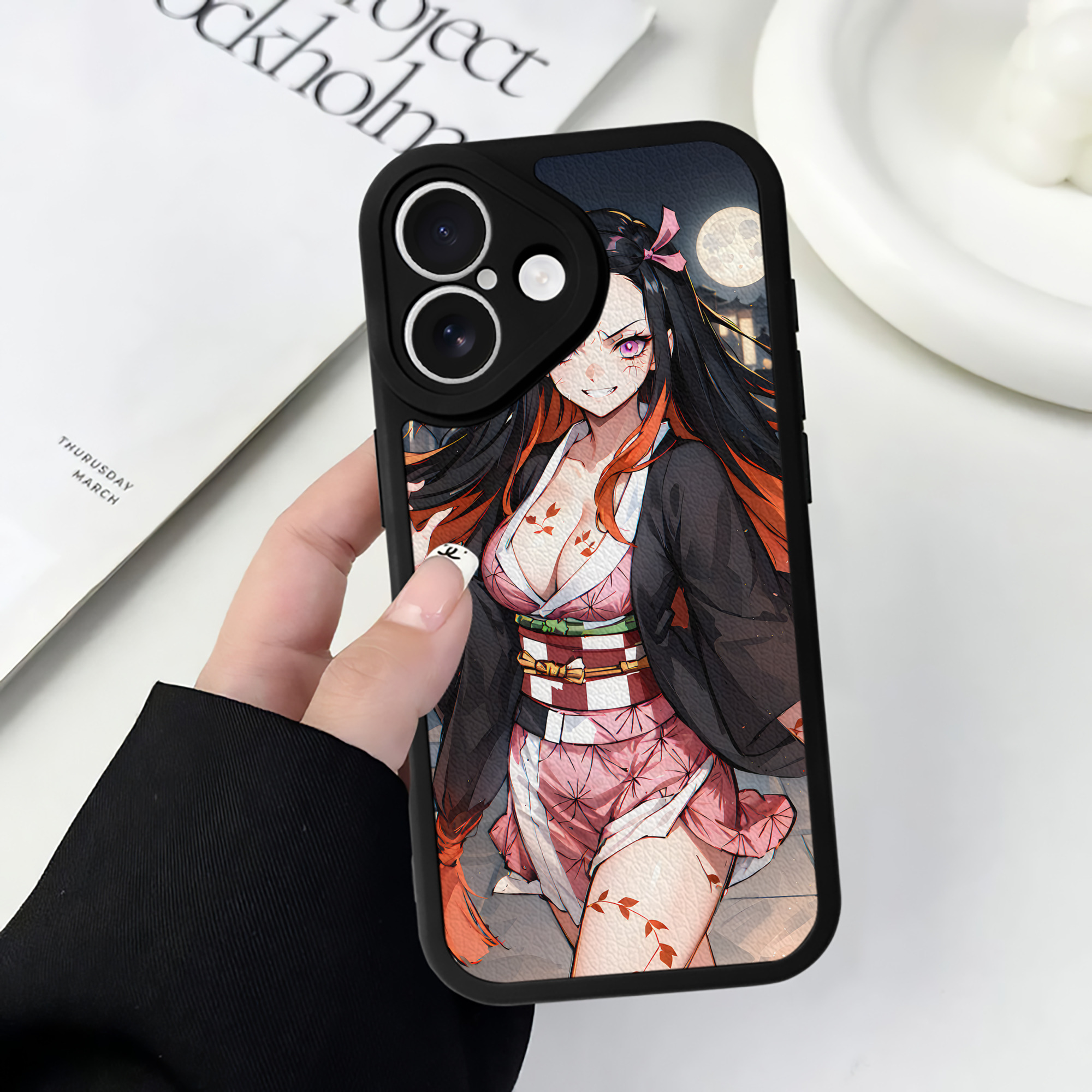 （画像用） 鬼滅の刃（きめつのやいば）竈門 禰󠄀豆子／かまど ねずこ Kamado Nezuko 【iPhone 16シリーズ対応】シリコンスマホケース（レザー調） 材質：シリコン